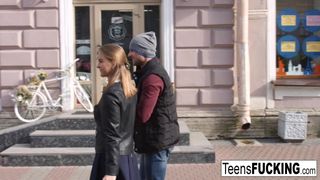 Blondes Teen Jenny dankt ihm für seine Hilfe mit ihrer Muschi