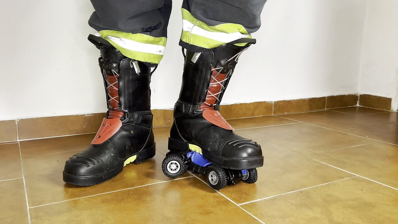 Firefighter crush RC Truck with Haix