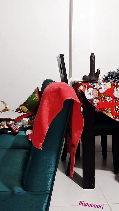 Hiyunamei im haus hat viel mehr spaß mit dem gedanken, beobachtet zu werden