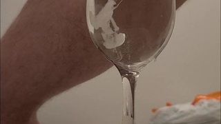 Éjaculation dans un verre d'eau (1ère vidéo)