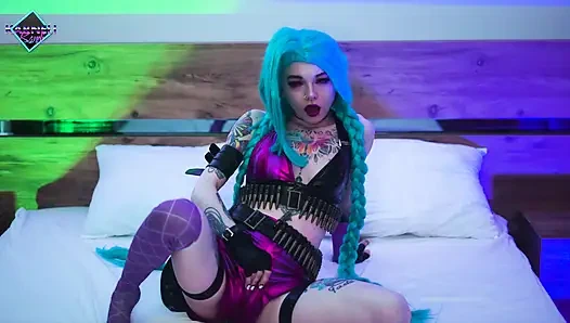 Шлюховатая Jinx развлекается с разными дилдо и получает сперму на ее лицо. Карнели Банди