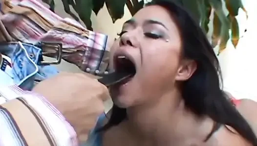 Cewek Asia ditembus ganda ngentot pantatnya