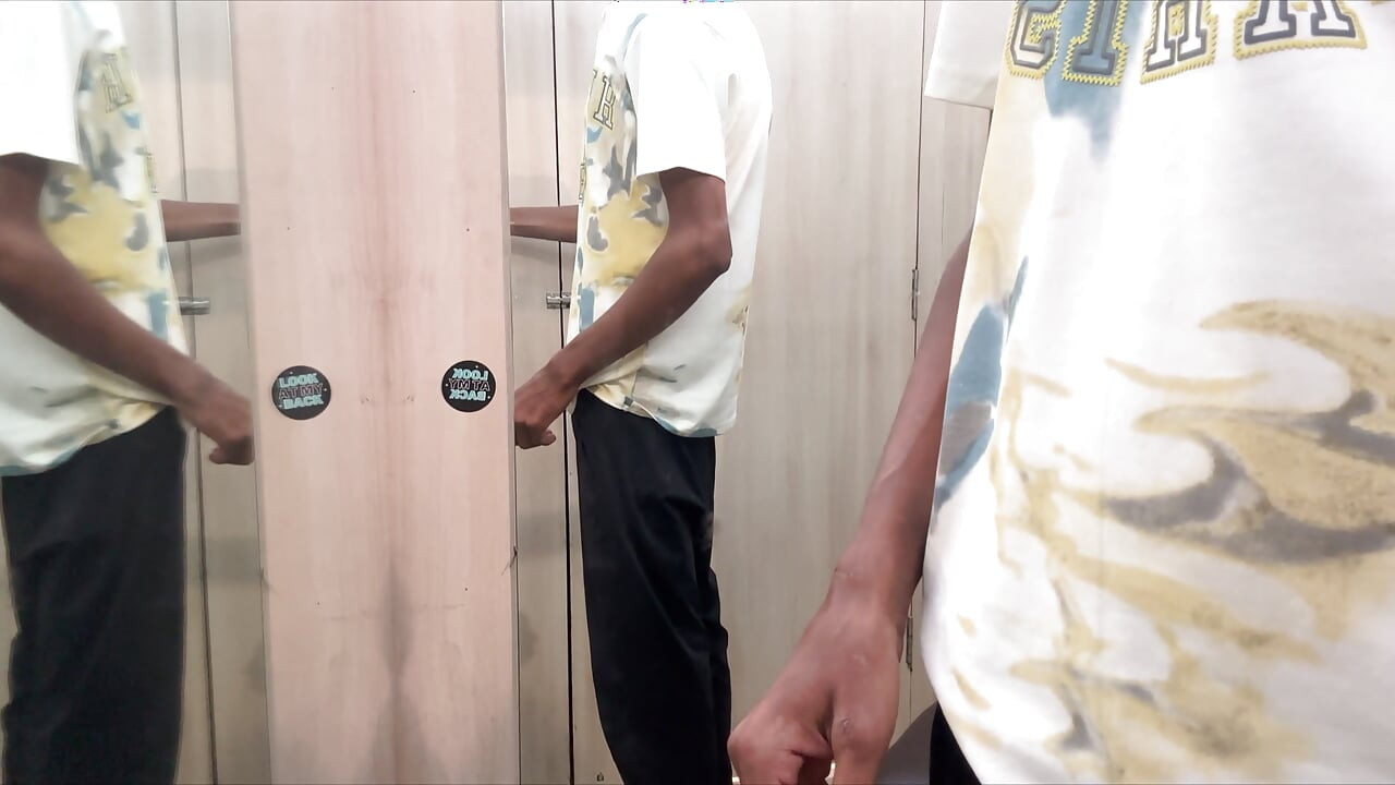 Tranny Ấn Độ đang bú cu
