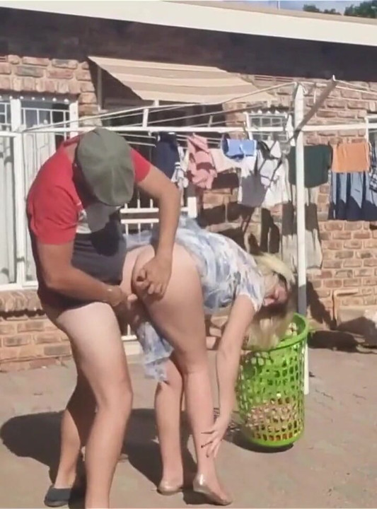 Udendørs kneppe, mens du tager vasketøjet af