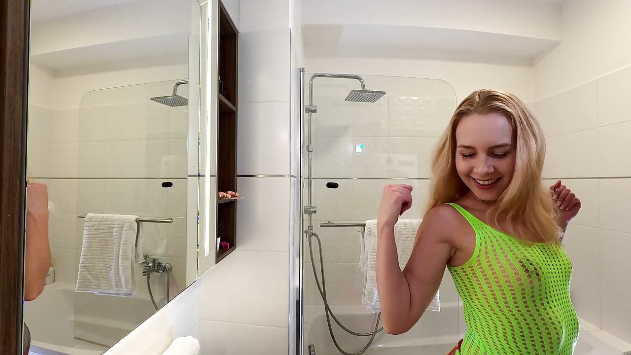 Fata Raver vine de la EDM Music Festival pentru a-și schimba ținuta de curvă expunând pizda păroasă și curul gol