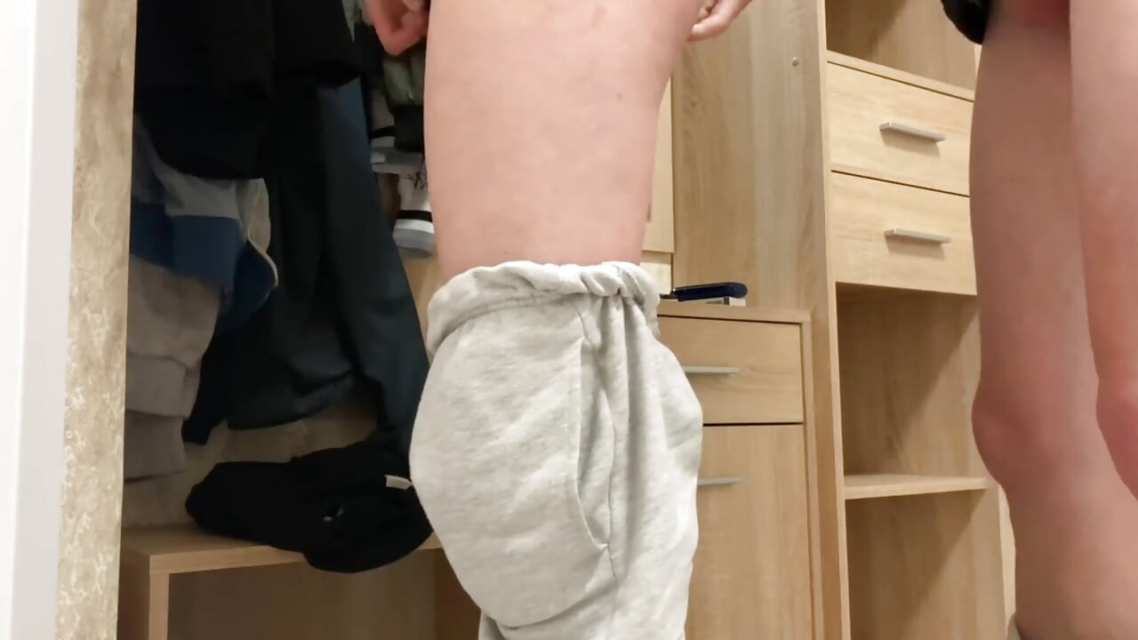 Un mec de 18 ans baise sa voisine en levrette debout