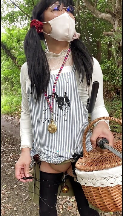 No269 Exposé Walk in an Apron Part 2