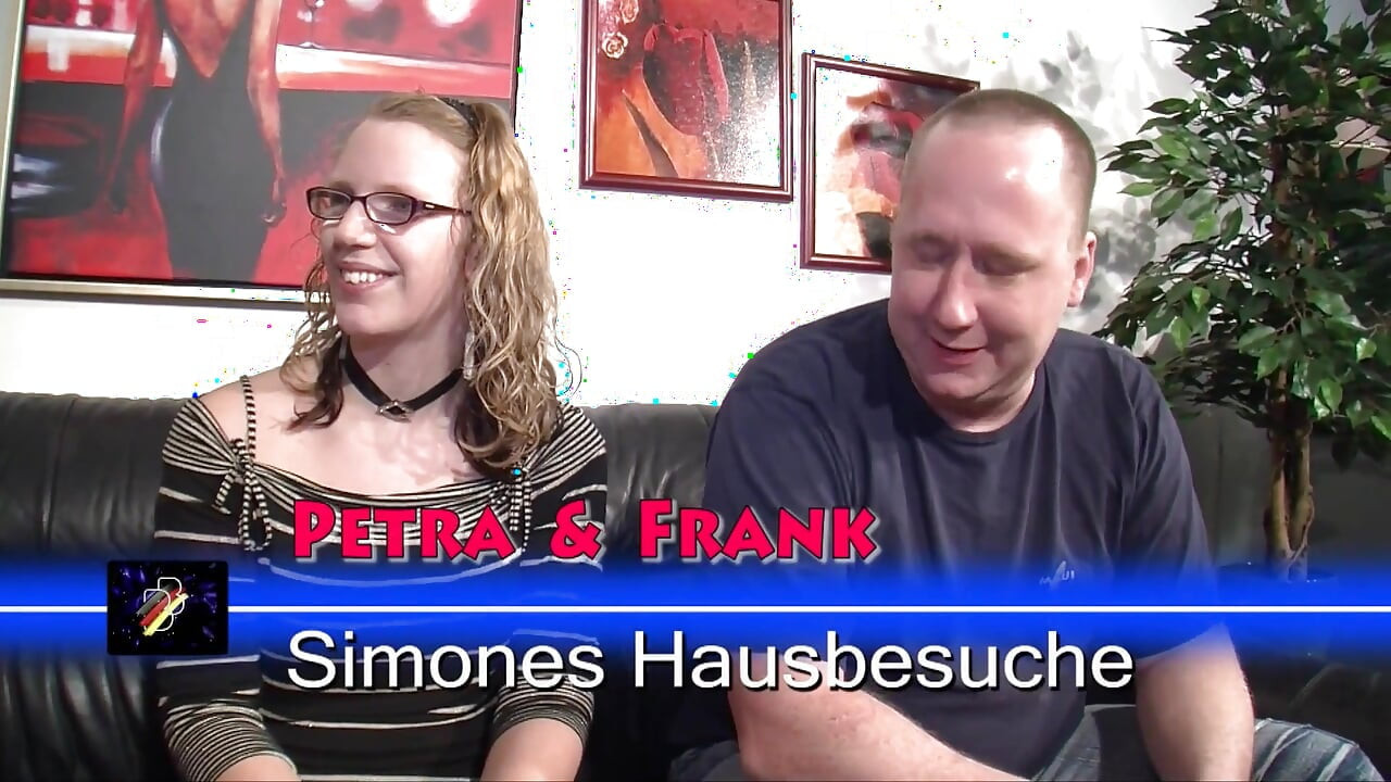 Sarışın kadın sırayla boşalmak için büyük bir yarağa binerken inliyor