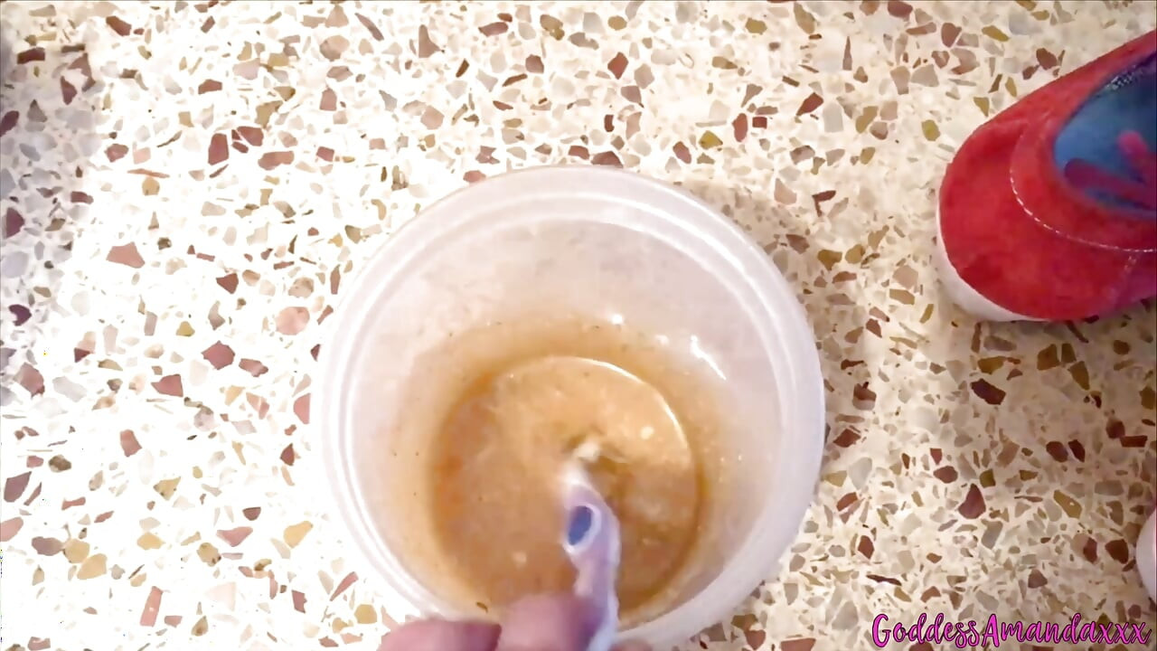 Meri dayniy pigi ke lie bhojan aur tooth brash taiyar karna