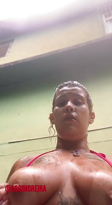 पिछवाड़े में नहाते हुए पड़ोसी