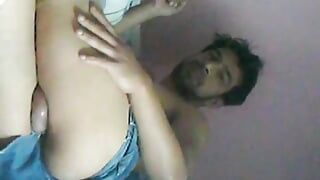 Un ragazzo indiano si masturba