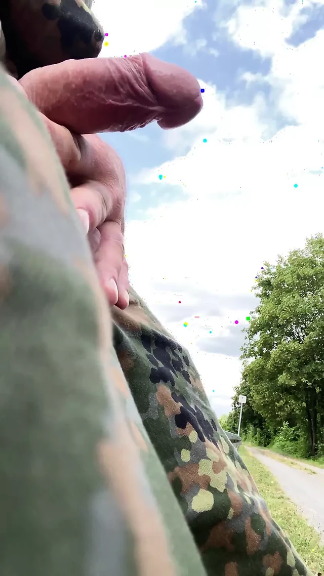 Cumshot in Uniform Am Fluss