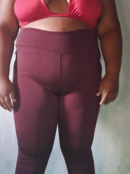 Mamá caliente de mi amigo usando polainas para ir al gimnasio