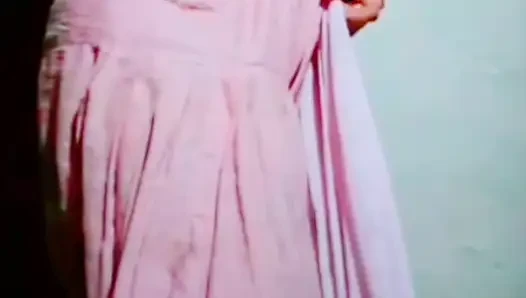 Bu seksi Pencaplı kız en iyi arkadaşını sevgilisini öperken görüyor. En iyi arkadaşı sevgilisini öptüğünde,