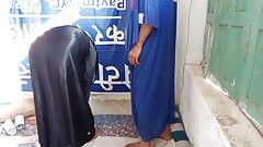 ヒジャーブを着た2人のイスラム教徒の学生がセックスをする