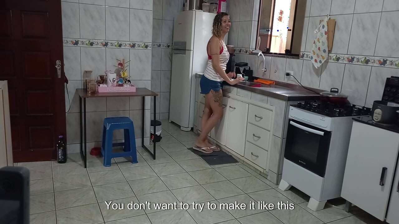 Bir hizmetçi ekstra para için çıplak çalışmayı kabul ediyor.