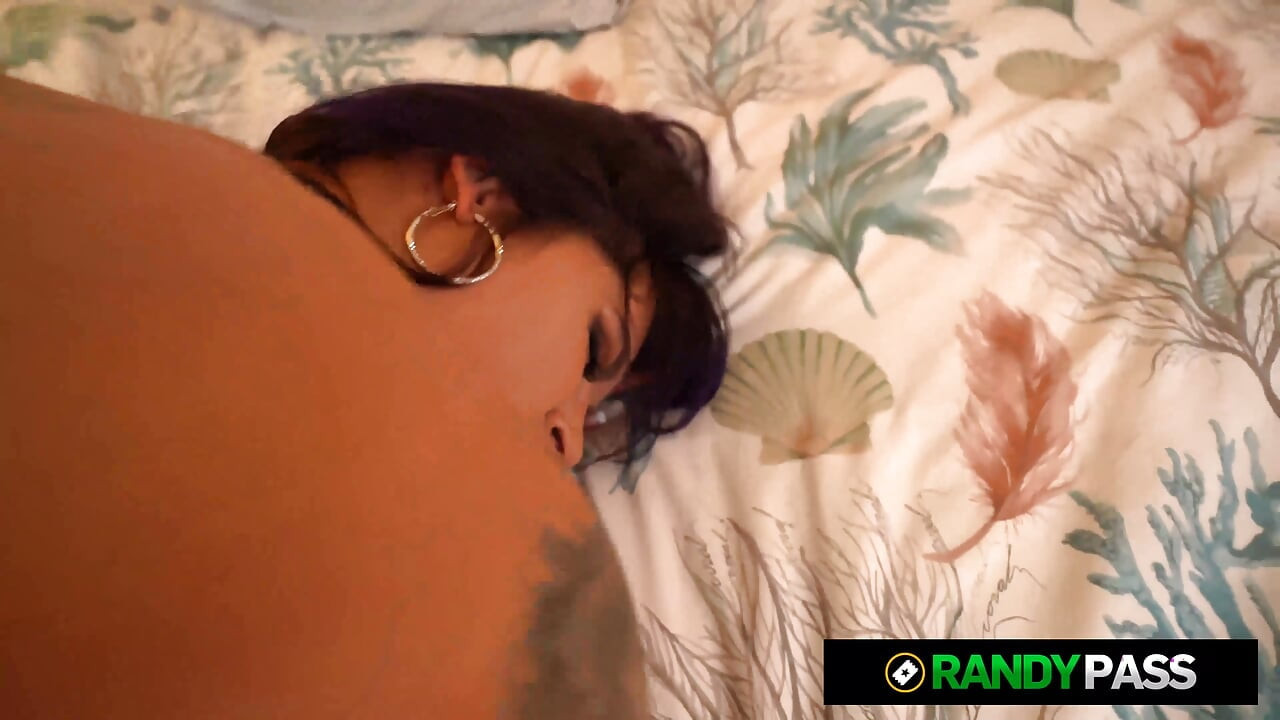 Wielkie cycki MILF Jasmeen LaFleur rozprzestrzenia się dla wielkiego kutasa POV