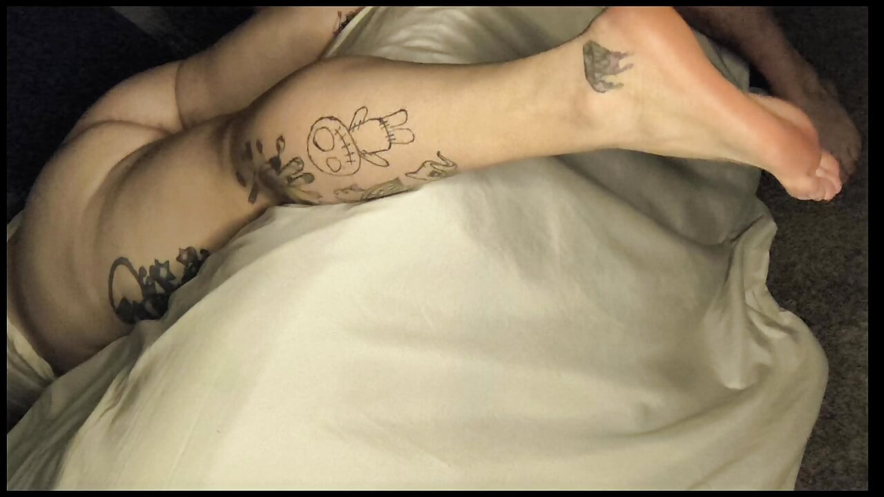 Masaj și futut cu o milf groasă, tatuată, cu sâni mari