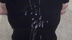 Сперма на гигантских сиськах в черной рубашке в любительском видео