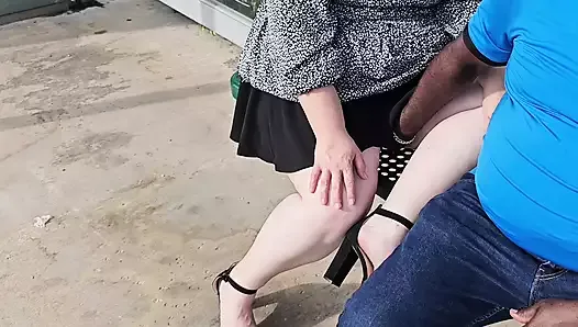 Я задрала свою мини-юбку и открыла ноги для незнакомца на автобусной остановке, чтобы протереть мою киску через мои трусики
