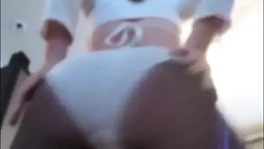 Virgina lagi twerking sambil pakai stoking jaring-jaring