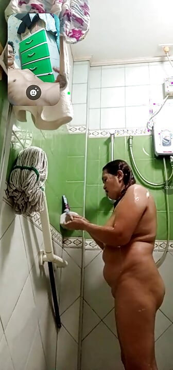 Doar mă uit la cur făcând o baie dimineața