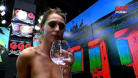 Cewek hot rambut cokelat dientot habis-habisan sama banyak kontol besar dan bukkake