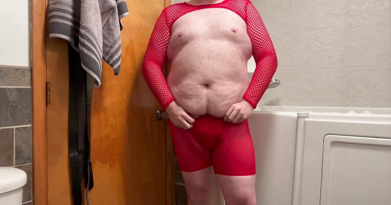 बड़ा पेट भालू चब खेल रहा है और एक डिल्डो के साथ फुहार जबकि एक jockstrap पहने हुए