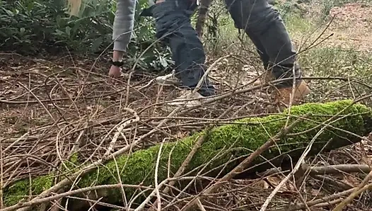 Жена-милфа в лесу в настоящем любительском видео.