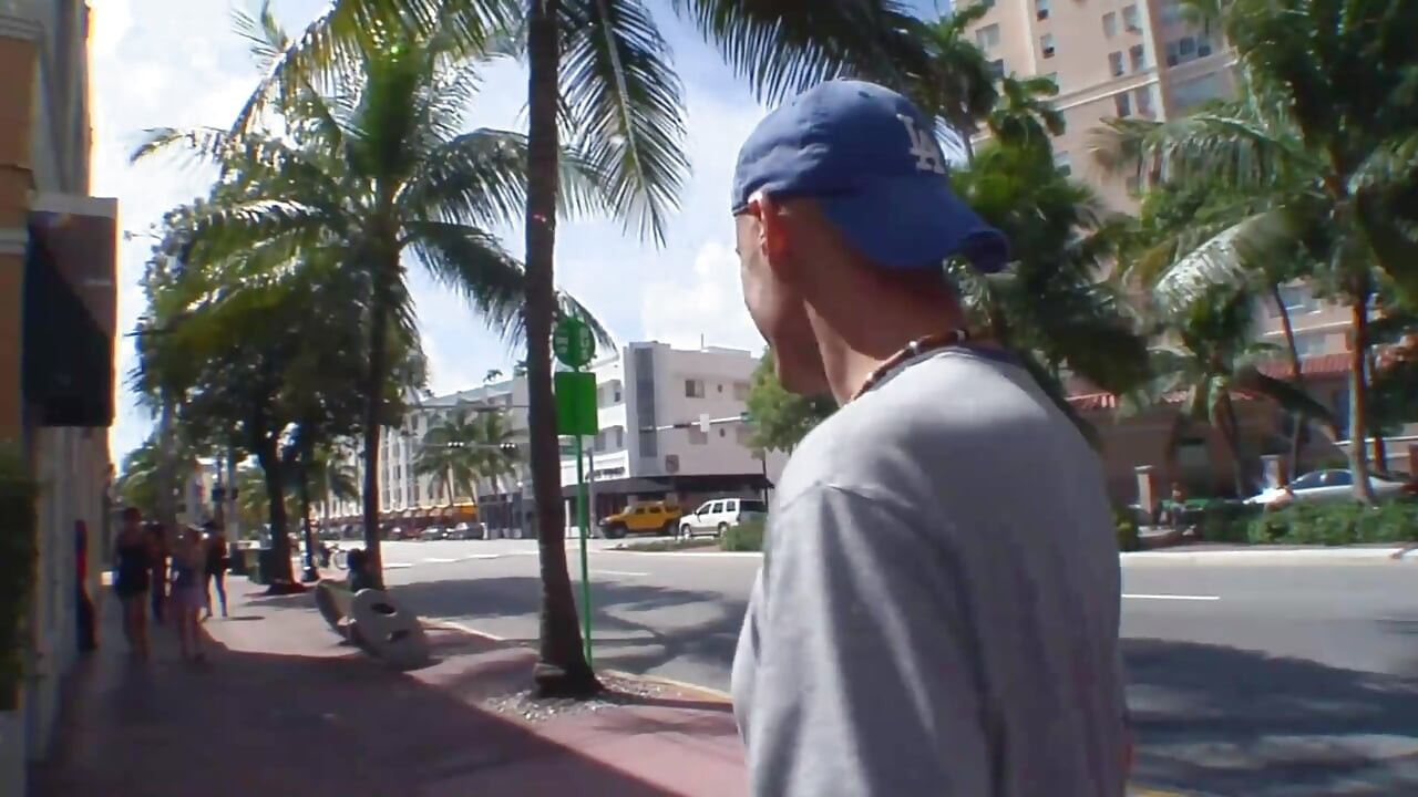 Oszałamiająca blondynka z dużymi cyckami podniesiona i zerżnięta