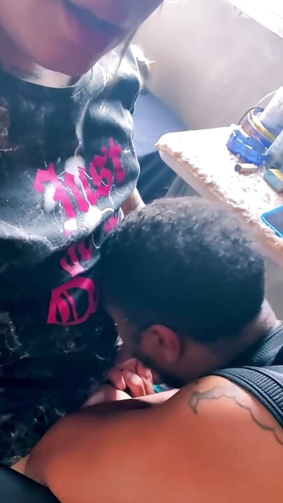 J’adore Qu’ils Me Sucent La Bite Pendant Que Je Travaille