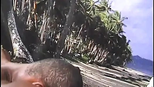 Cowgirl hitam menunggangi kontol hitam besar di pantai