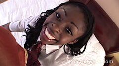 Une étudiante noire de 19 ans avec un gros cul et des seins dans une vidéo en POV