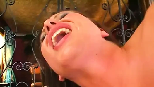 Tante seksi rambut cokelat ini dientot sampai orgasme sambil meringis keenakan