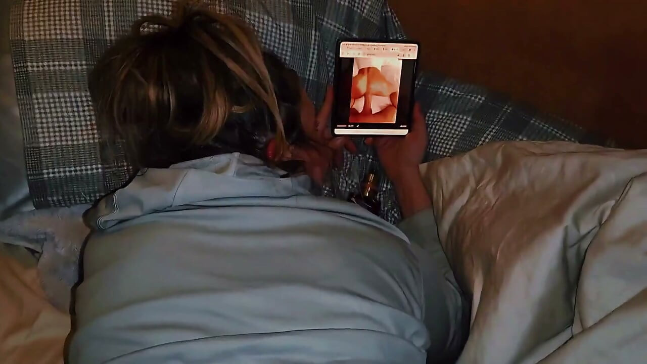 Ze kijkt naar porno terwijl ze wordt geneukt en een creampie neemt