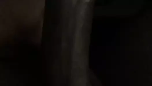Okşayarak ve sikimi dans ettirerek :)