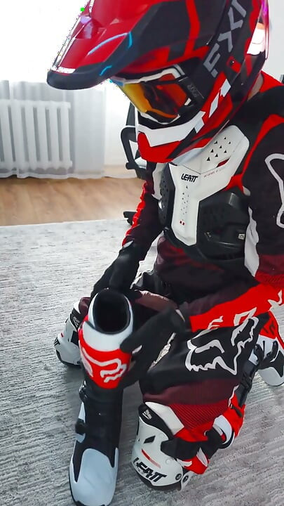 Jugando con botas de motocicleta