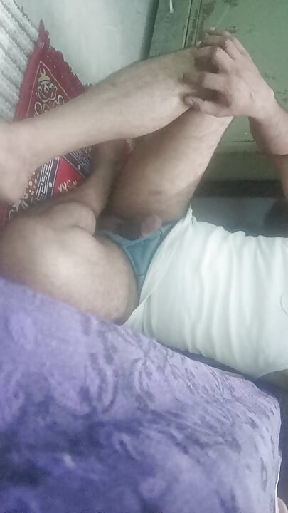 Bărbatul indian desi savurează dușul și spectacolul de masturbare cu vecinul și ofițerul de armată