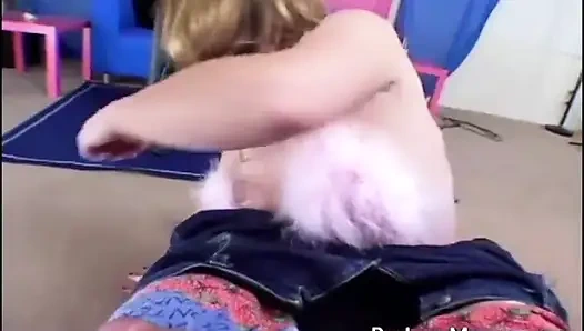 Tombul tatlı Cassie klasik temizlik yaptıktan sonra emiyor