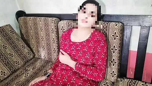 Kırmızı takım elbiseli Afgan kız parmakla sert sikiliyor amını ovuyor ve büyük götle fışkırtıyor