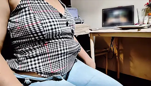 Nicole lagi asik perut penuh sperma - gosok perut