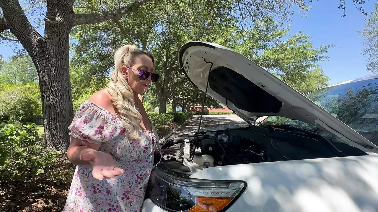 Car Trouble Venus Fucks a Stranger Who Fixes Her Ride