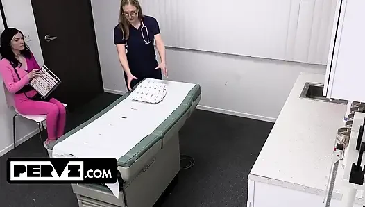 Миниатюрная Ophelia Kaan и Celestina Blooms получают специальное обслуживание от извращеного доктора
