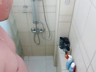 Kogut sika pod prysznicem