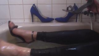 Ванна в сексуальных сандалиях на высоких каблуках