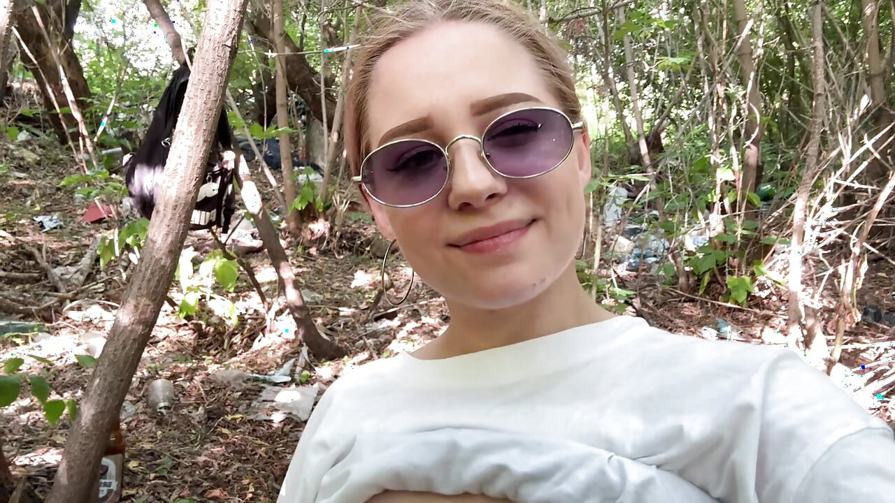 Contenu en direct d’une promenade et du sexe agréable dans la forêt en public