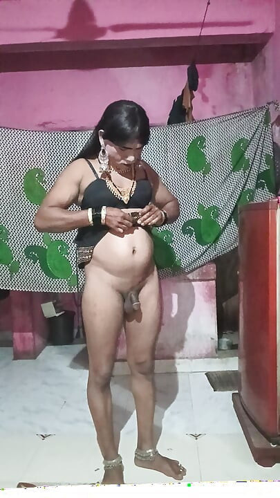 Madhuri bhabhi apni gand me do egg dalikali sari pehenkar