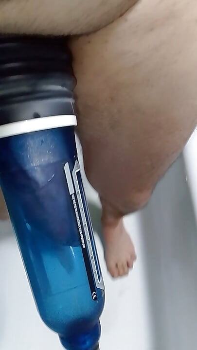 Pompa penisku. Memompa kontol air. Kontol besar