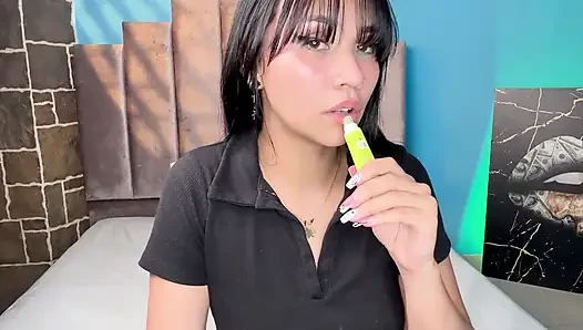 Ich gebe Glosse auf meine lippen
