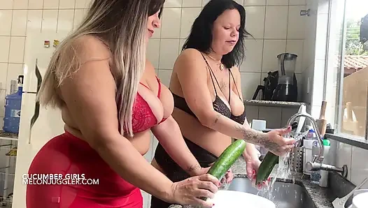 Brezilyalı büyük memeli iri güzel kadın Jennifer ve Liana salatalık sikişi lezbiyenler